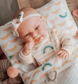 Lalka Antonio Juan  Baby Clara con saquito de soles 60354